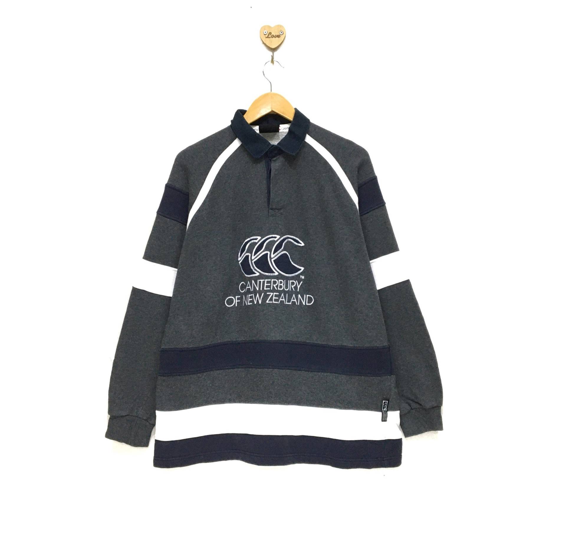 Selten Vintage 90Er Jahre Canterbury Of Neuseeland Rugby Kragen Langarm Sweatshirt Bestickt Großes Logo Spell Out Männer Kleidung/Large Fit von QNineShop