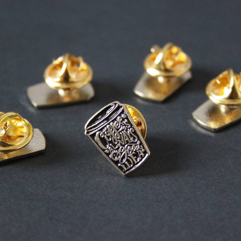 Kaffee-Emaille-Anstecknadel, Kaffeefigur von QPin