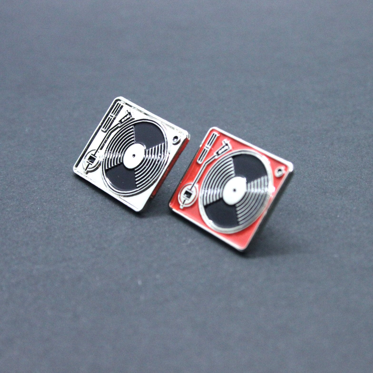 Plattenspieler Emaille Pin - Brosche Plattenspieler Emaille Pin - Brosche von QPin