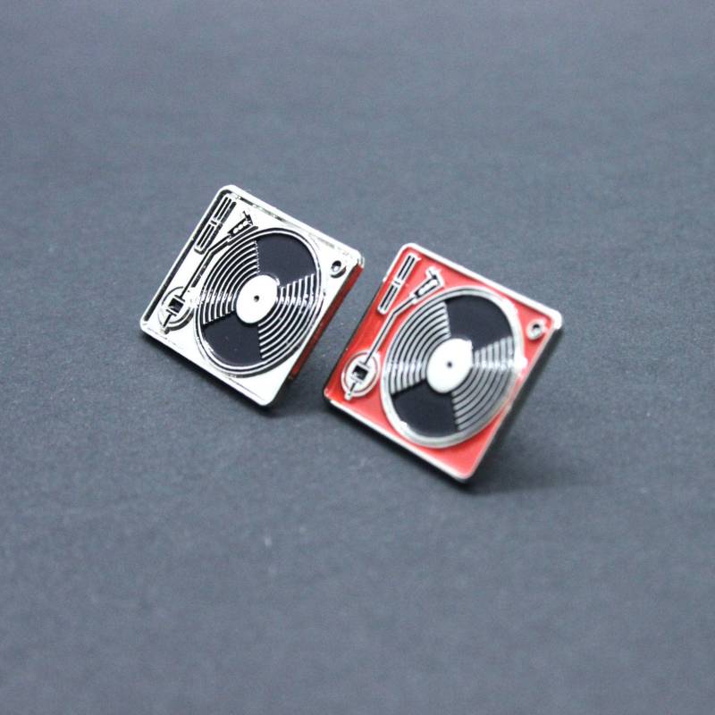 Plattenspieler Emaille Pin - Brosche Plattenspieler Emaille Pin - Brosche von QPin