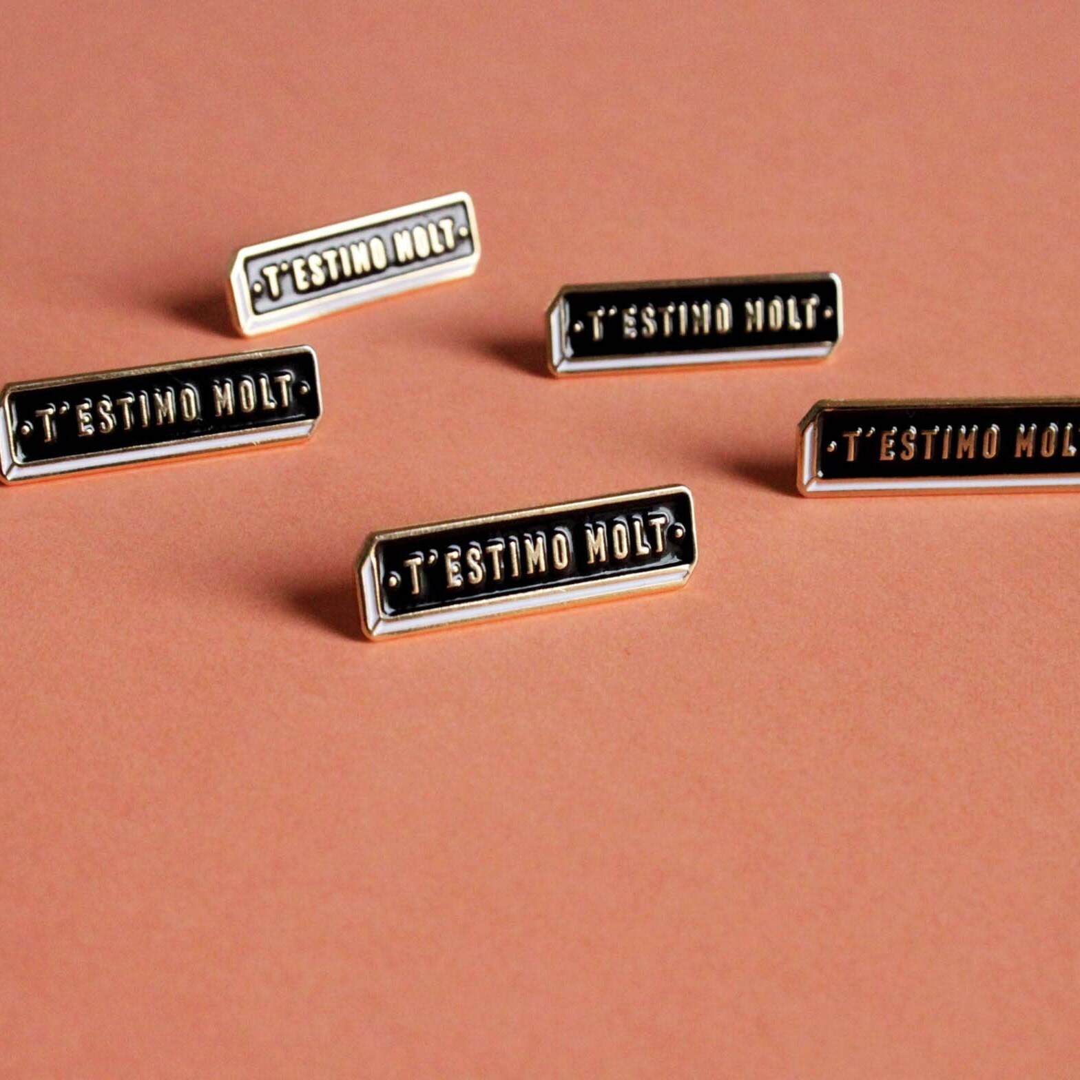 T'estimo Molt Emaille Pin - Katalanisch Ich Liebe Dich Barcelona Wort Auf T'estimo Molt Emaille Pin - Katalanisch Ich Liebe Dich Barcelona Wort Auf von QPin