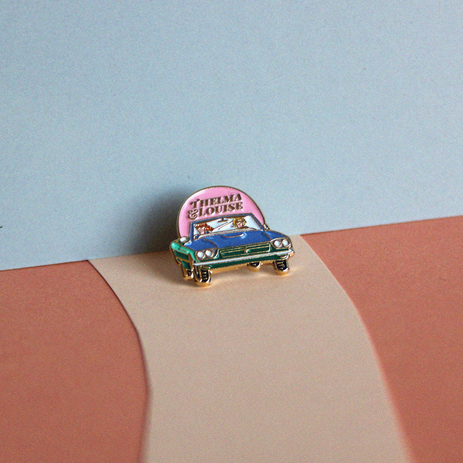 Thelma & Louise Emaille Pin - Girl Power Kino Filme 90Er Thelma & Louise Emaille Pin - Girl Power Kino Filme 90Er von QPin