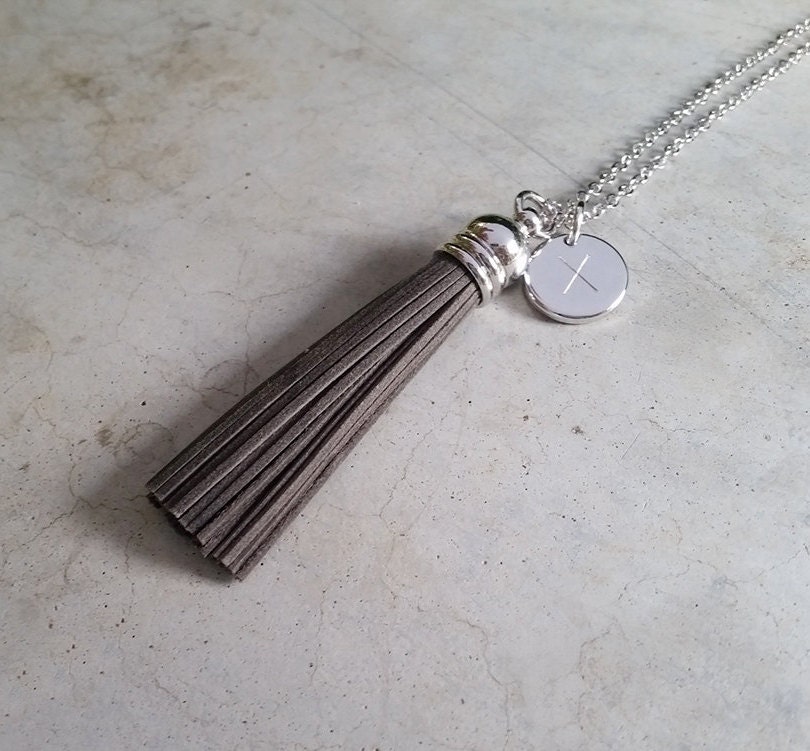 Benutzerdefinierte Echtes Leder Grau Quaste Halskette, Hand Gestempelt Initial Personalisierte Muttertagsgeschenke, Abschlussgeschenk Benutzerdefinierte Echtes Leder Grau Quaste Halskette, Hand Gestempelt Initial Personalisierte Muttertagsgeschenke, Abschlussgeschenk von QQ47