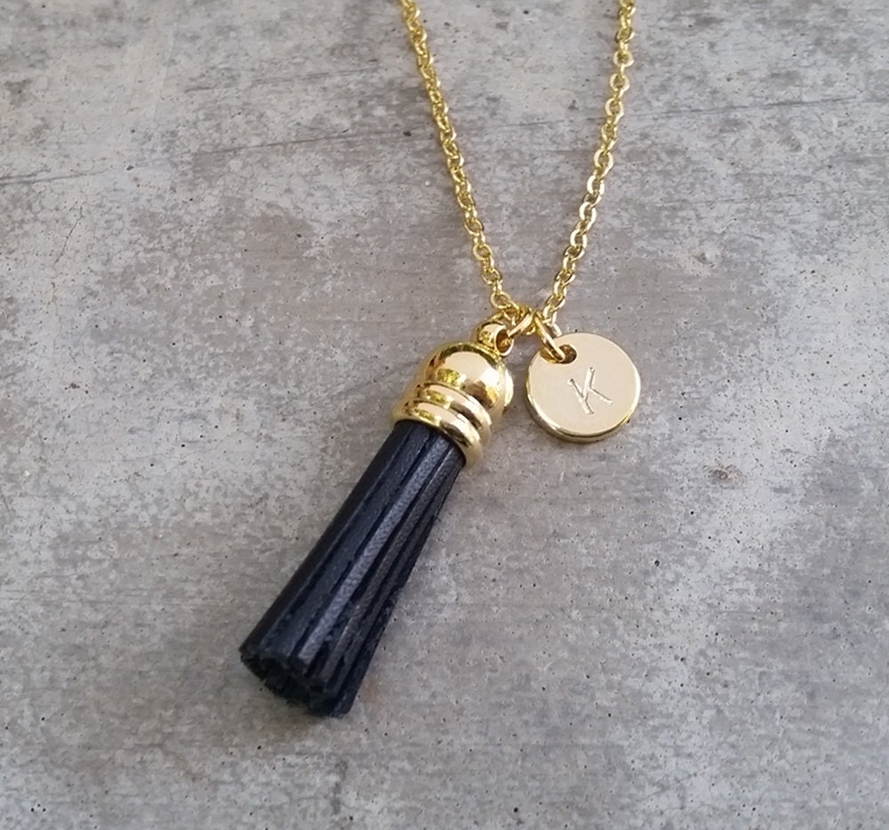 Benutzerdefinierte Echtes Leder Kleine Schwarze Quaste Halskette, Hand Gestempelt Initial Personalisierte Muttertagsgeschenk, Abschlussgeschenk Benutzerdefinierte Echtes Leder Kleine Schwarze Quaste Halskette, Hand Gestempelt Initial Personalisierte Muttertagsgeschenk, Abschlussgeschenk von QQ47