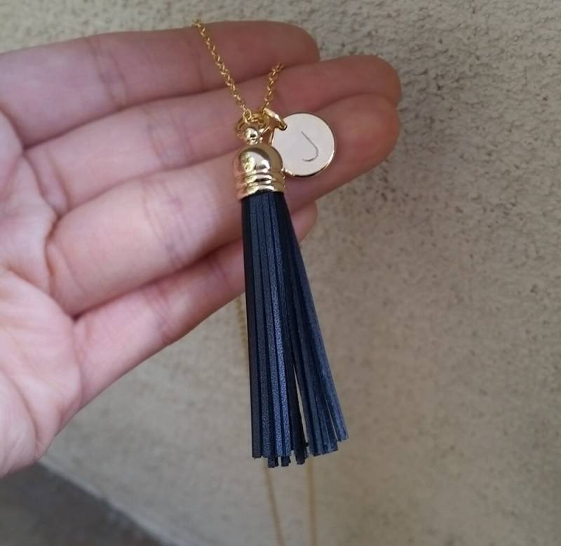 Benutzerdefinierte Echtes Leder Schwarz Quaste Halskette, Handgemachte Hand Gestempelt Initial Personalisierte Abschlussgeschenk Benutzerdefinierte Echtes Leder Schwarz Quaste Halskette, Handgemachte Hand Gestempelt Initial Personalisierte Abschlussgeschenk von QQ47