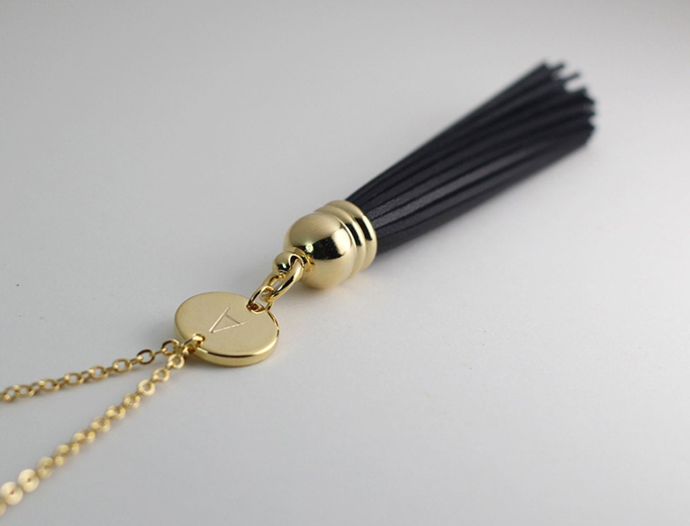 Benutzerdefinierte Echtes Leder Schwarz Quaste Halskette, Handgemachte Hand Gestempelt Initial Personalisierte Abschlussgeschenk Benutzerdefinierte Echtes Leder Schwarz Quaste Halskette, Handgemachte Hand Gestempelt Initial Personalisierte Abschlussgeschenk von QQ47