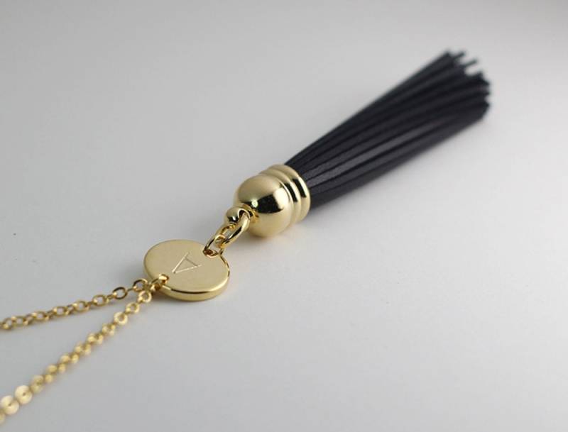 Benutzerdefinierte Echtes Leder Schwarz Quaste Halskette, Handgemachte Hand Gestempelt Initial Personalisierte Abschlussgeschenk Benutzerdefinierte Echtes Leder Schwarz Quaste Halskette, Handgemachte Hand Gestempelt Initial Personalisierte Abschlussgeschenk von QQ47