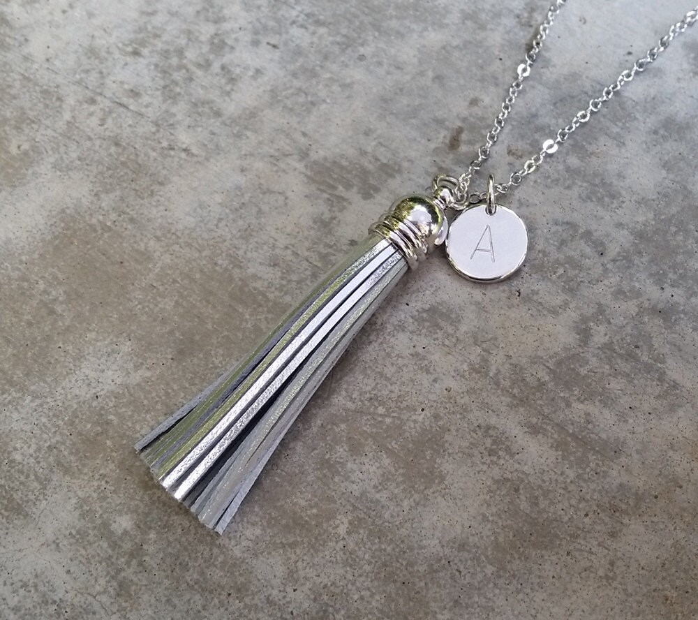 Benutzerdefinierte Echtes Leder Silber Quaste Halskette, Hand Gestempelt Anfangsbuchstabe Monogramm Disc Münze Charme Personalisierte Abschluss Benutzerdefinierte Echtes Leder Silber Quaste Halskette, Hand Gestempelt Anfangsbuchstabe Monogramm Disc Münze Charme Personalisierte Abschluss von QQ47