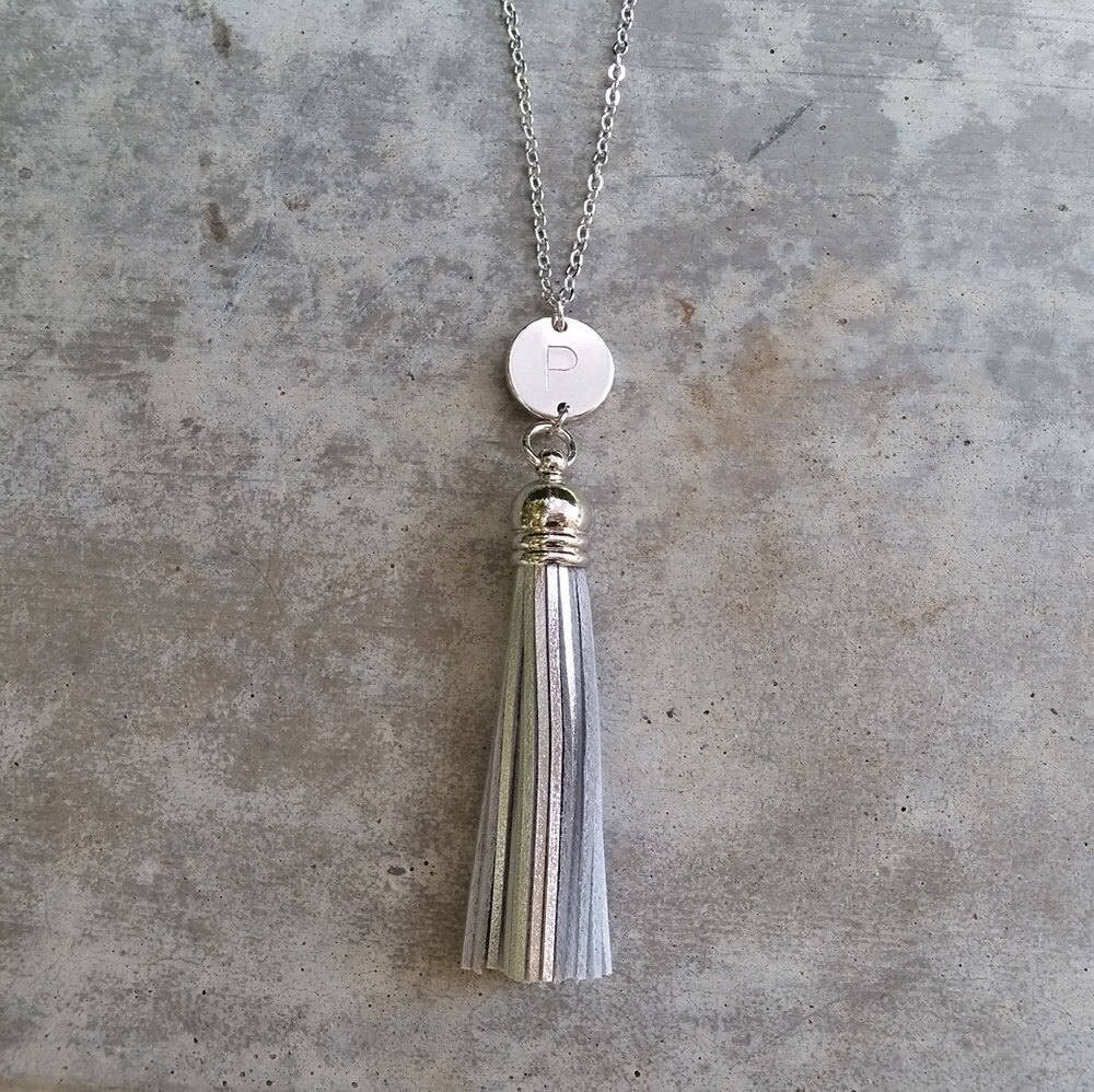 Benutzerdefinierte Echtes Leder Silber Quaste Halskette, Hand Gestempelt Initial Personalisierte Muttertagsgeschenke, Abschlussgeschenk Benutzerdefinierte Echtes Leder Silber Quaste Halskette, Hand Gestempelt Initial Personalisierte Muttertagsgeschenke, Abschlussgeschenk von QQ47