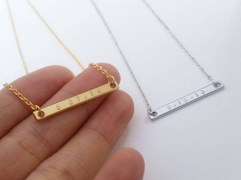 Benutzerdefinierte Zierliche Gold Silber Datum Name Bar Halskette, Hand Gestempelt Brief Brautjungfer Geschenk, Familien Geschenk Benutzerdefinierte Zierliche Gold Silber Datum Name Bar Halskette, Hand Gestempelt Brief Brautjungfer Geschenk, Familien Geschenk von QQ47