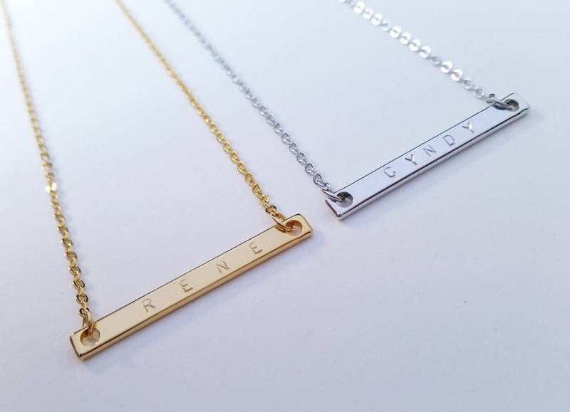 Benutzerdefinierte Zierliche Name Bar Halskette, Hand Gestempelt Gold Silber Brautjungfer Geschenk, Familiengeschenk Benutzerdefinierte Zierliche Name Bar Halskette, Hand Gestempelt Gold Silber Brautjungfer Geschenk, Familiengeschenk von QQ47
