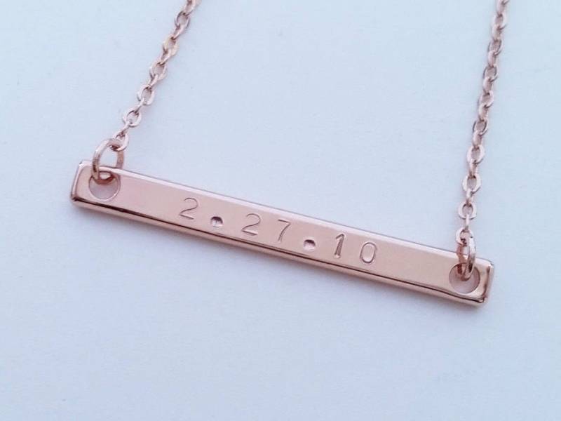 Benutzerdefinierte Zierliche Rose Gold Datum Name Bar Halskette, Hand Gestempelt Personalisierte Brautjungfer Geschenk, Familien Geschenk Benutzerdefinierte Zierliche Rose Gold Datum Name Bar Halskette, Hand Gestempelt Personalisierte Brautjungfer Geschenk, Familien Geschenk von QQ47