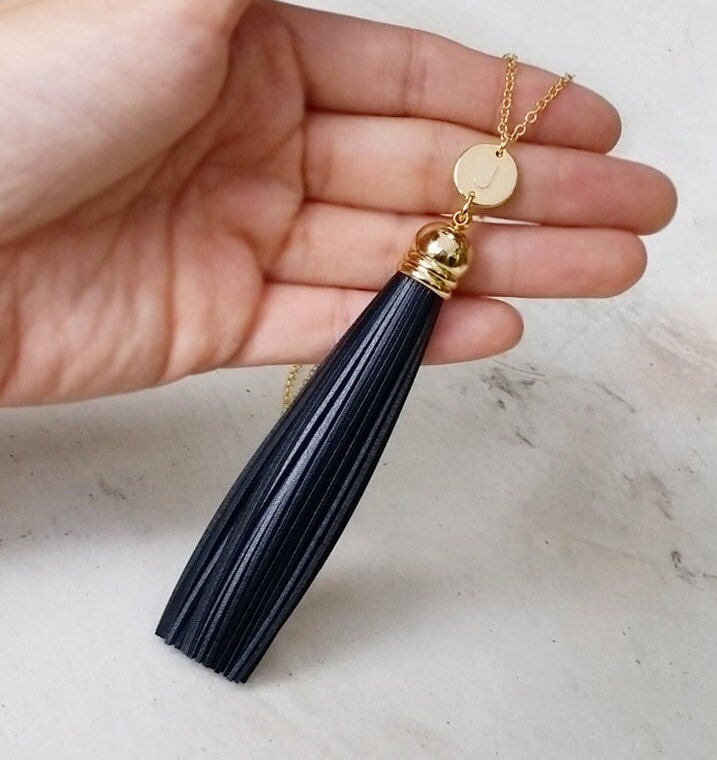 Echtes Leder Lange Schwarze Quaste Halskette, Personalisierte Handgemachte Handgestempelte Initial Geburtstagsgeschenk Echtes Leder Lange Schwarze Quaste Halskette, Personalisierte Handgemachte Handgestempelte Initial Geburtstagsgeschenk von QQ47