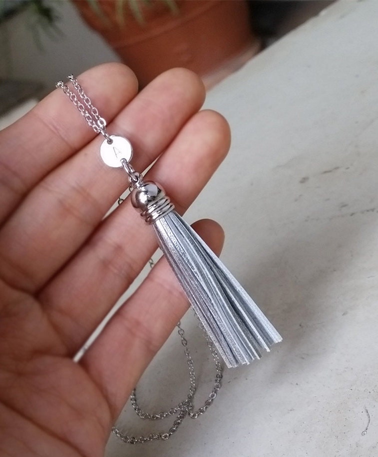 Echtes Leder Silber Quaste Halskette, Hand Gestempelt Initial Personalisierte Boho Abschlussgeschenk Echtes Leder Silber Quaste Halskette, Hand Gestempelt Initial Personalisierte Boho Abschlussgeschenk von QQ47
