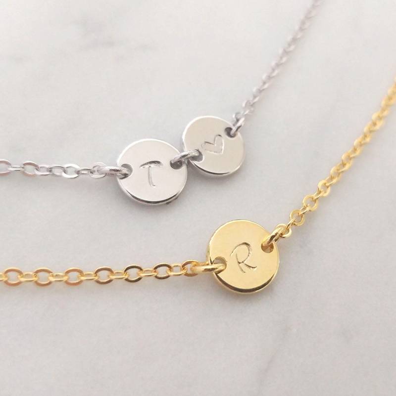 Personalisierte Gold Silber Initial Charm Halskette, Individuelle Disc Monogramm Schmuck, Brautjungfer Geschenk Personalisierte Gold Silber Initial Charm Halskette, Individuelle Disc Monogramm Schmuck, Brautjungfer Geschenk von QQ47