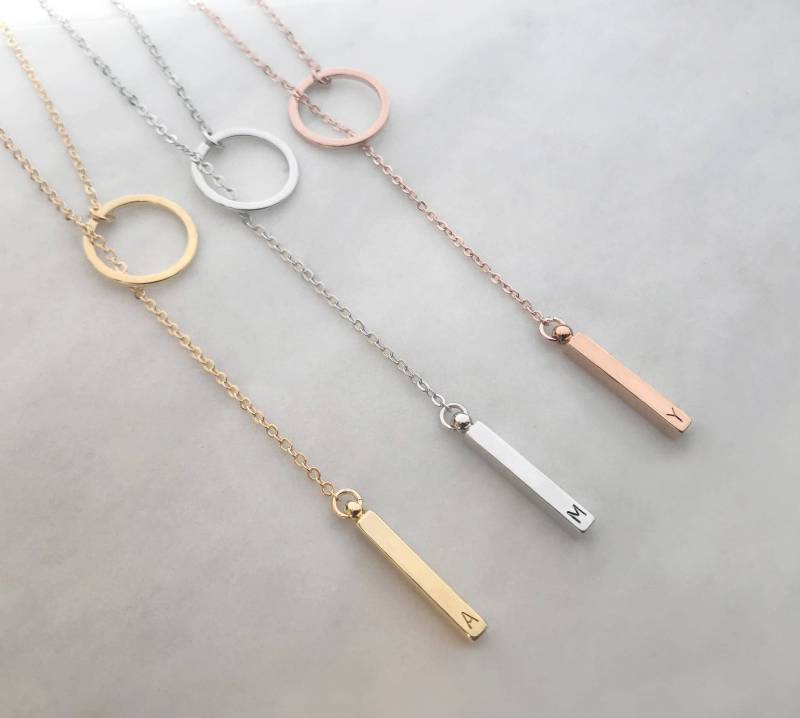 Personalisierte Zierliche Hand Gestempelt Anfangsbuchstabe Kurze Lariat Halskette, Gold Silber Rose Tropfen Vertikale Bar Ring Charm Y Halskette Personalisierte Zierliche Hand Gestempelt Anfangsbuchstabe Kurze Lariat Halskette, Gold Silber Rose Tropfen Vertikale Bar Ring Charm Y Halskette von QQ47