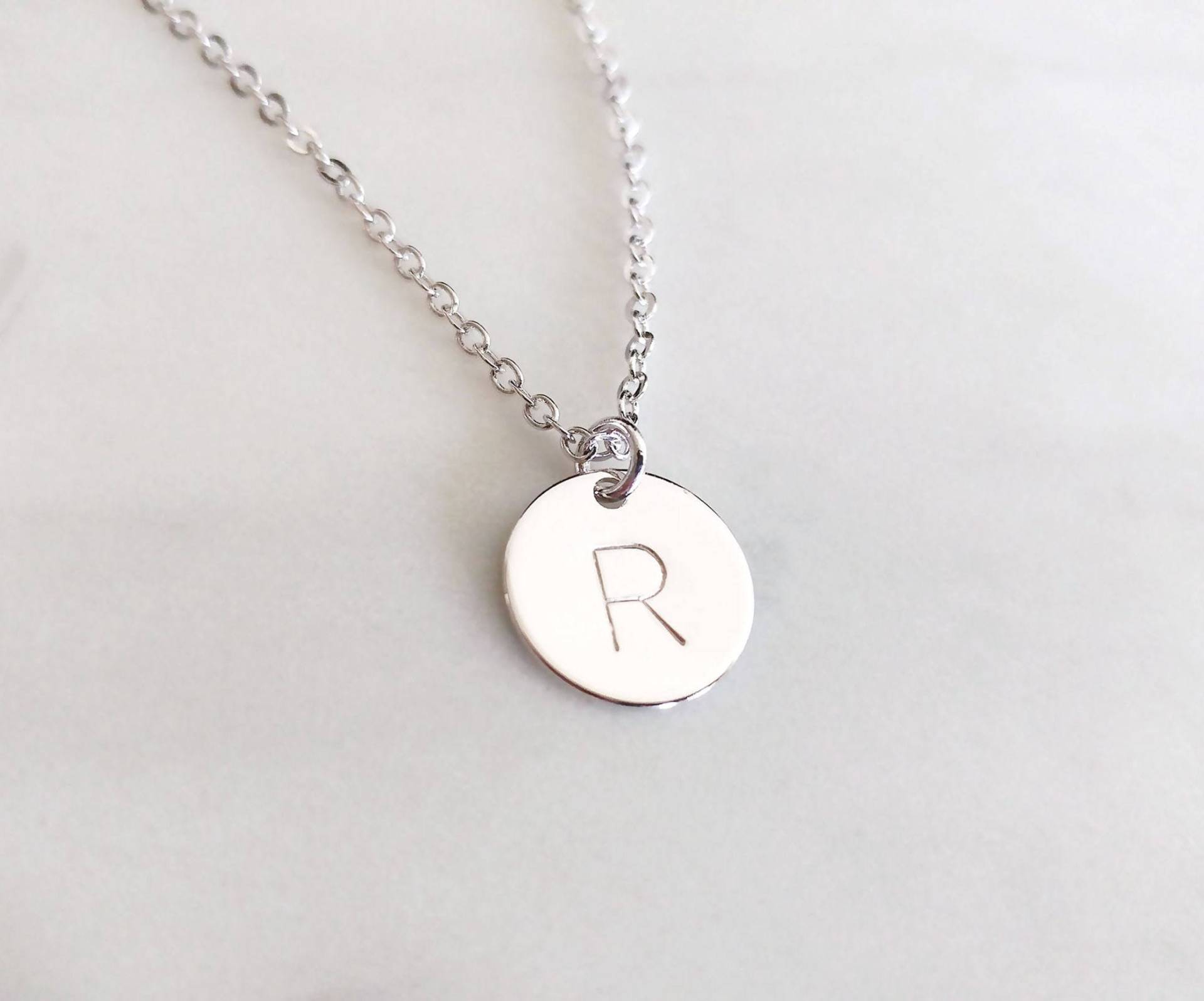 Personalisierte Zierliche Silber Hand Gestempelt Initial Disc Halskette, Benutzerdefinierte Buchstabe Münze, Stammbaum Monogramm Anhänger Personalisierte Zierliche Silber Hand Gestempelt Initial Disc Halskette, Benutzerdefinierte Buchstabe Münze, Stammbaum Monogramm Anhänger von QQ47