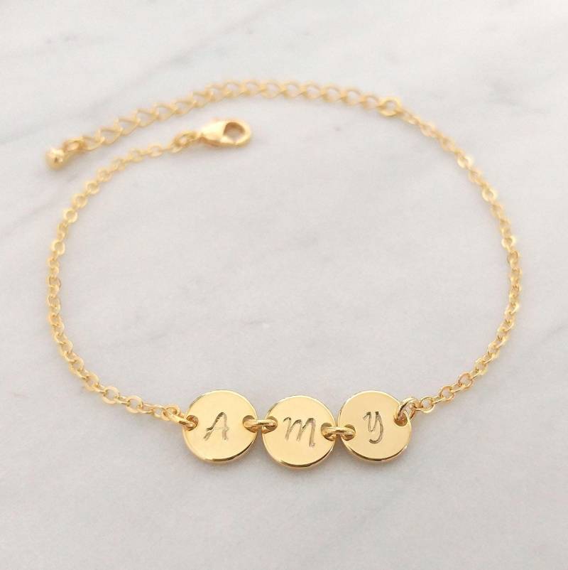 Personalisiertes Gold Silber Initial Charm Armband, Individuelles Disc Monogramm Schmuck, Brautjungfer Geschenk Personalisiertes Gold Silber Initial Charm Armband, Individuelles Disc Monogramm Schmuck, Brautjungfer Geschenk von QQ47
