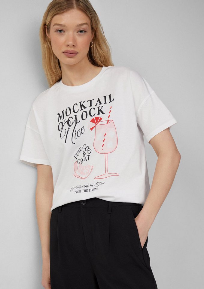 QS Kurzarmshirt T-Shirt Baumwollshirt mit überschnittener Schulter und Frontprint von QS