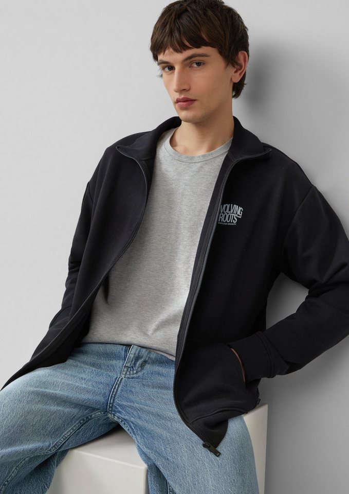 QS Outdoorjacke Sweatshirt-Jacke mit Stehkragen und Frontprint von QS