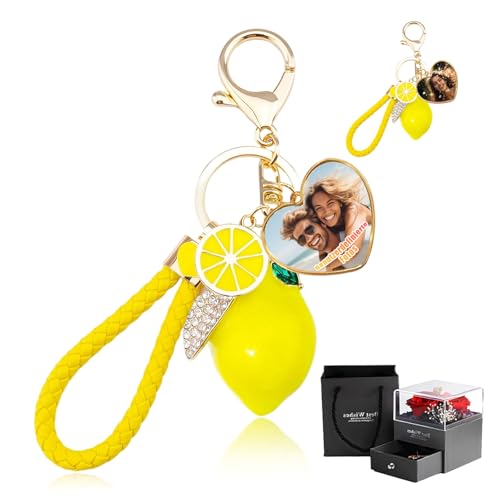 QSZ Personalisierbar Zitronen Taschenanhänger Personalisierte Handtaschenanhänger mit Foto Text Süße Schlüsselanhänger Zitrone für Geldbörsen Handtaschen Geschenk für Frauen Mama Freundin (Herzform) QSZ Personalisierbar Zitronen Taschenanhänger Personalisierte Handtaschenanhänger mit Foto Text Süße Schlüsselanhänger Zitrone für Geldbörsen Handtaschen Geschenk für Frauen Mama Freundin (Herzform) von QSZ