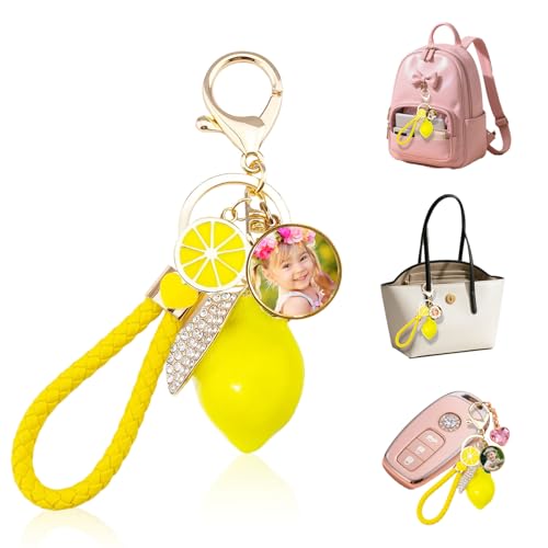 QSZ Personalisierbar Zitronen Taschenanhänger Personalisierte Handtaschenanhänger mit Foto Text Süße Schlüsselanhänger Zitrone für Geldbörsen Handtaschen Geschenk für Frauen Mama Freundin (runden) von QSZ
