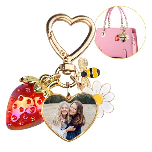 QSZ Personalisierter Erdbeer-Taschenanhänger, Personalisierters Geldbörsenanhänger mit Foto, Süßer Schlüsselanhänger mit Biene, Blume und Gänseblümchen, Geschenk für Frauen und Mädchen (Herzform) QSZ Personalisierter Erdbeer-Taschenanhänger, Personalisierters Geldbörsenanhänger mit Foto, Süßer Schlüsselanhänger mit Biene, Blume und Gänseblümchen, Geschenk für Frauen und Mädchen (Herzform) von QSZ