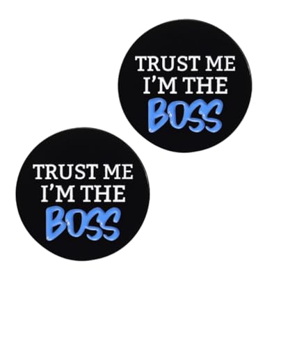 QTAOEIONG Emaille-Brosche "Trust Me I'm The Boss", 2 Stück, Anstecknadel für Männer und Frauen QTAOEIONG Emaille-Brosche "Trust Me I'm The Boss", 2 Stück, Anstecknadel für Männer und Frauen von QTAOEIONG