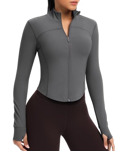 QUEENIEKE Kurze Damen Sportjacke – Leichtes atmungsaktives Yoga-Oberteil mit Daumenlöchern für Fitness & Training (Sedona-Graugrün, XXL) von QUEENIEKE