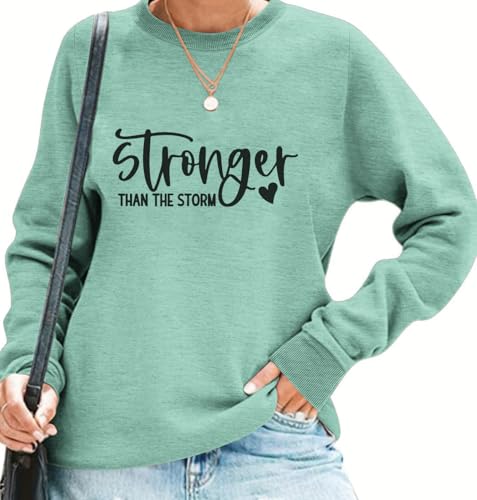 Stronger Than The Storm Langarm-Shirt mit inspirierenden positiven Zitaten, Style1-grün, L Stronger Than The Storm Langarm-Shirt mit inspirierenden positiven Zitaten, Style1-grün, L von QYZ-Top