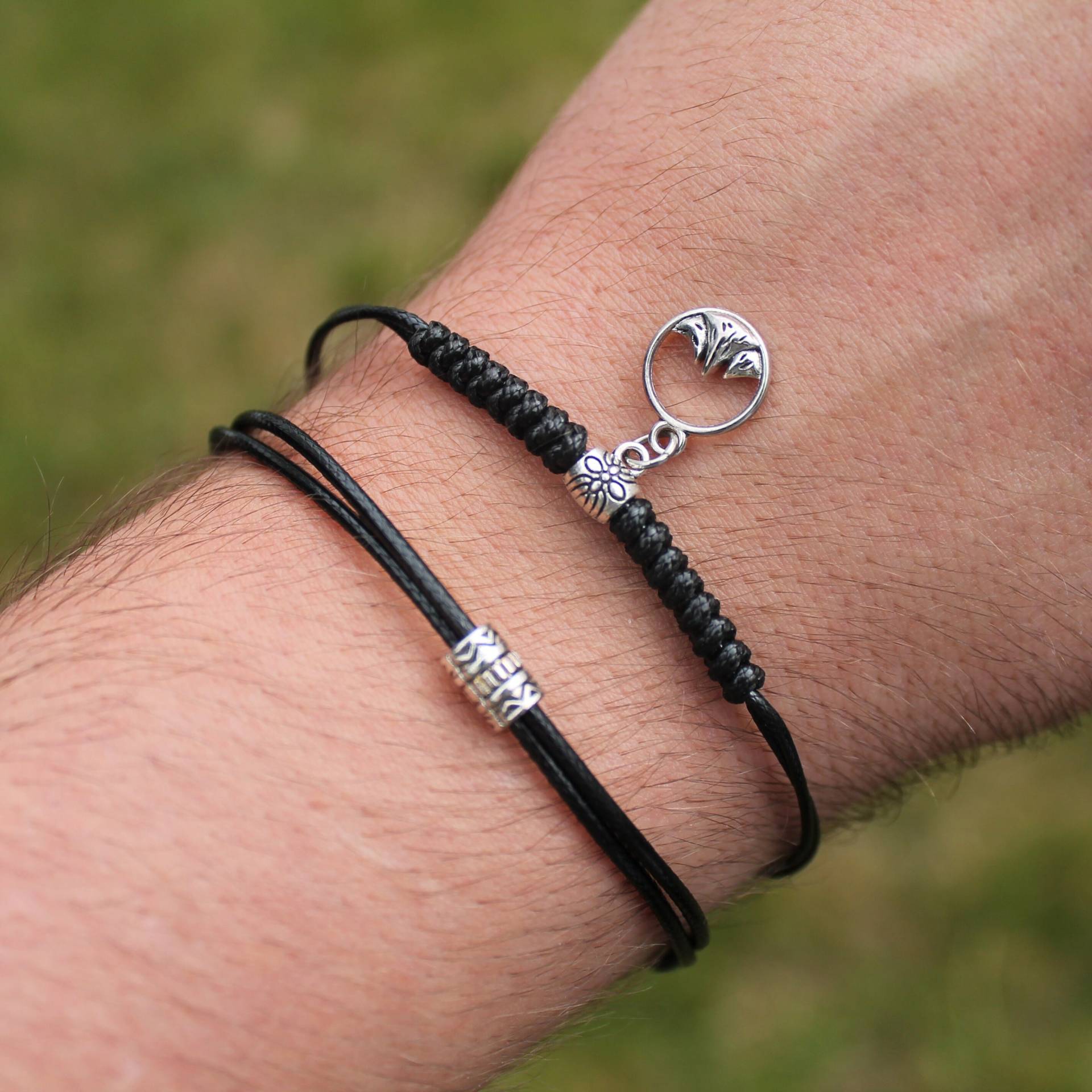 Spirituell Makramee Armband-Heilige Symbole Neusilber-Lava-Handgestempelt Berge Wellen-Śrīvatsa Himalay Armband-Yoga Spirituell Makramee Armband-Heilige Symbole Neusilber-Lava-Handgestempelt Berge Wellen-Śrīvatsa Himalay Armband-Yoga von QiSpiritStudio