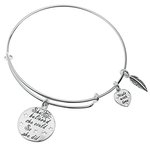 Qina C Armreif mit Federanhänger, 925er-Sterlingsilber, mit Aufschrift "She Believed She Coul So She Did" von Qina C