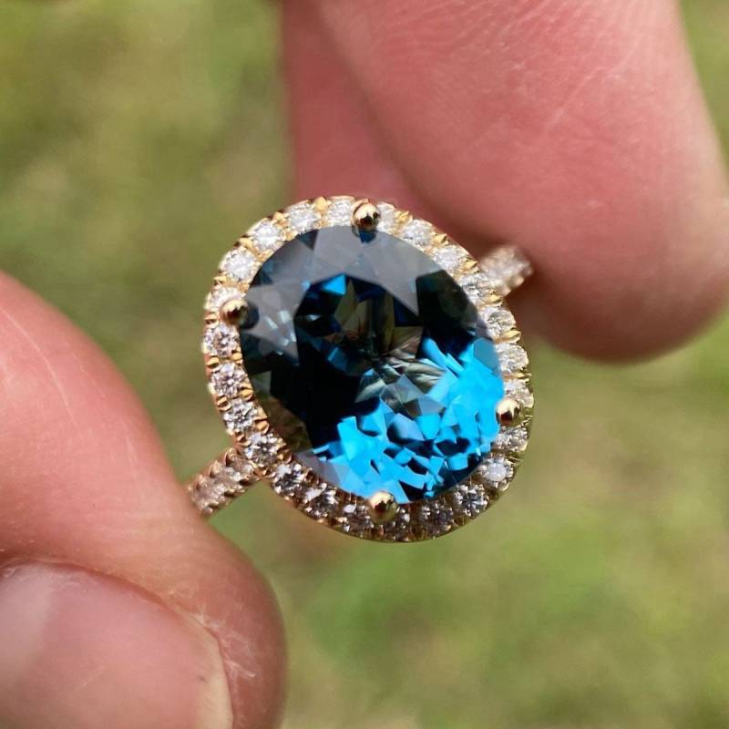 14K Gelbgold London Blautopas Ring Mit Natürlichen Diamanten von Qrystaljewelry