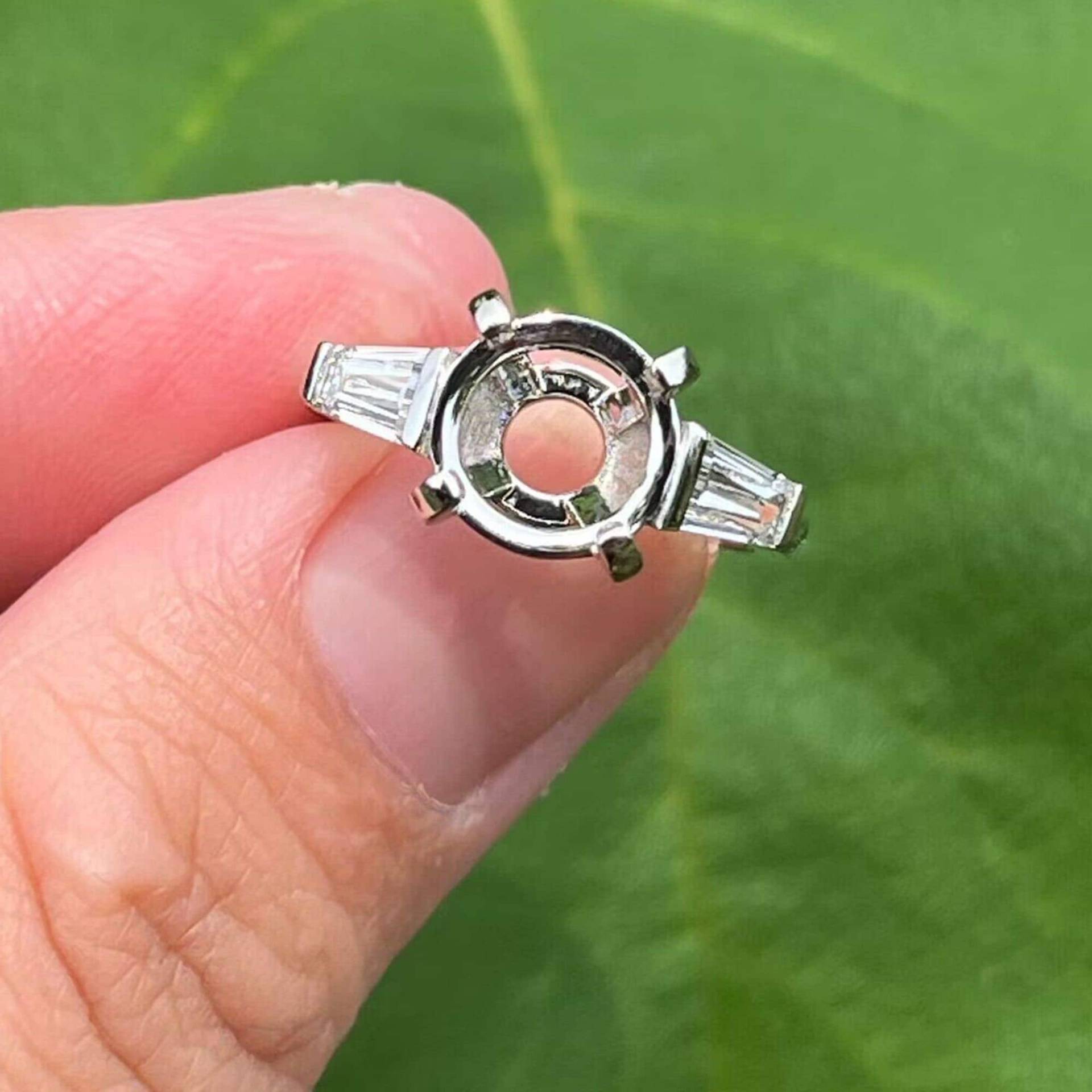 14K Weißgold Baguette Verlobungsring Semi Mount Drei Steinfassung von Qrystaljewelry