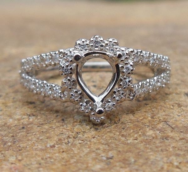 14K Weißgold Birne Verlobungsring Einstellung Hal Diamondo, Split Shank von Qrystaljewelry