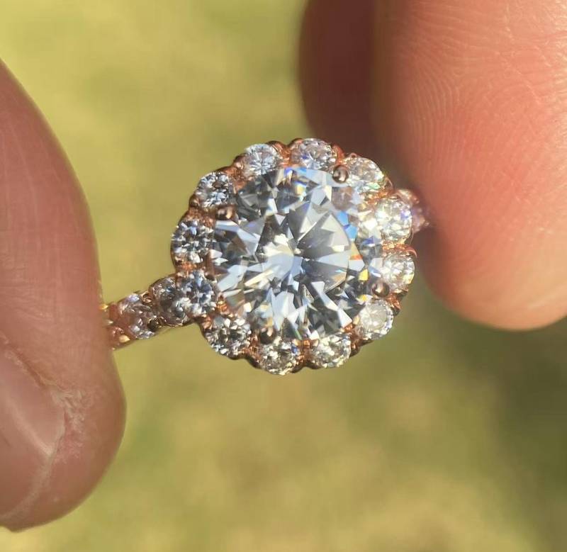 14K Weißgold Diamant Halo Ring 8 Mm Runde Aufhängung von Qrystaljewelry