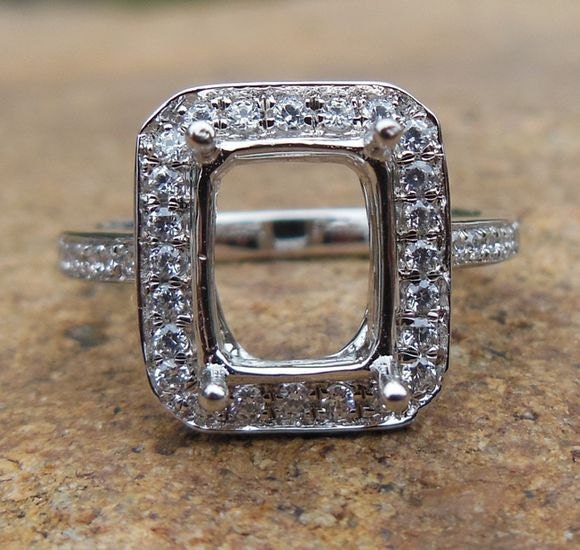 14K Weißgold Diamant Halo Ring - Smaragdschliff Semi Mount von Qrystaljewelry