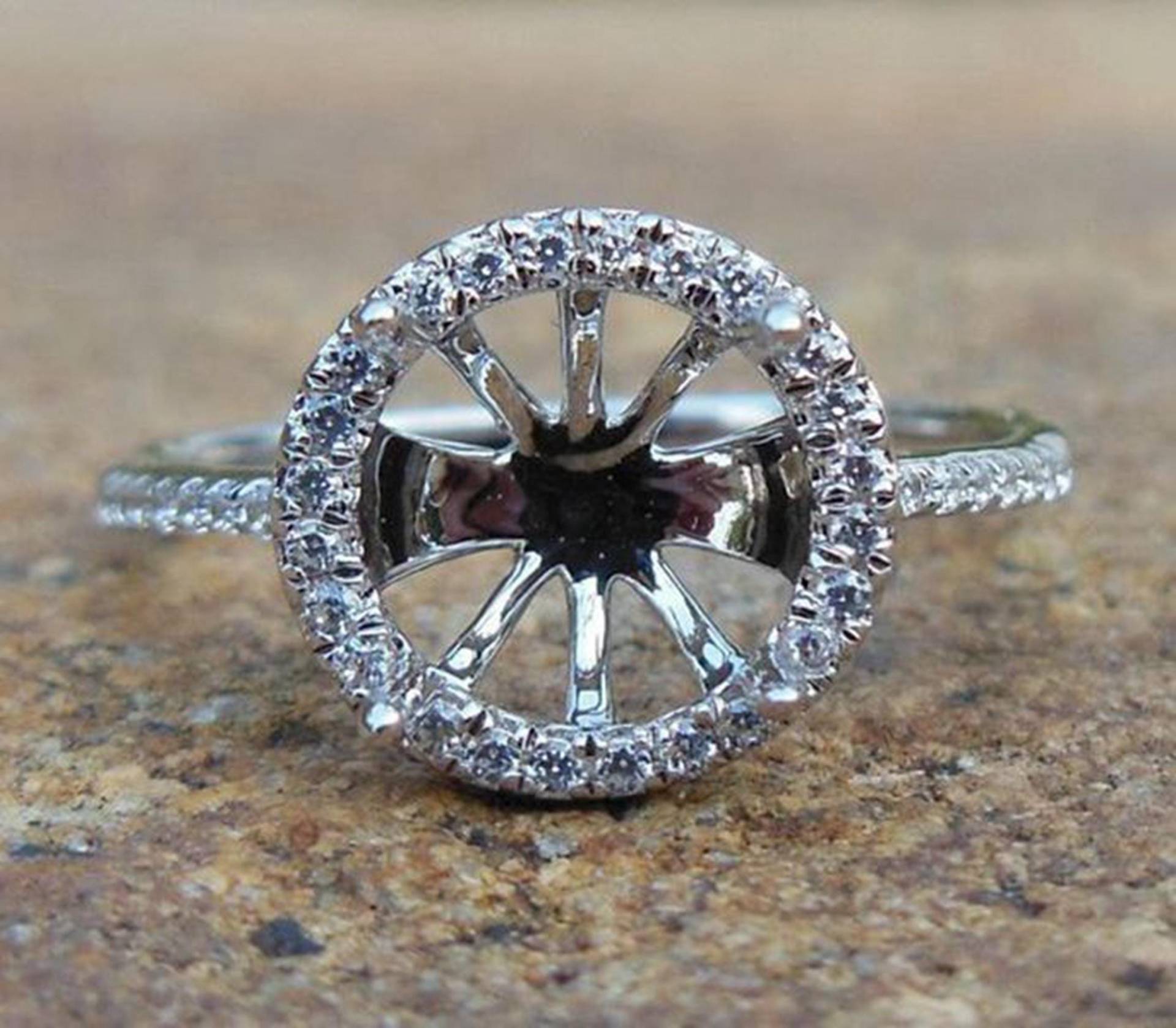 14K Weißgold Diamant Halo Ringfassung - 8 Mm Rund von Qrystaljewelry