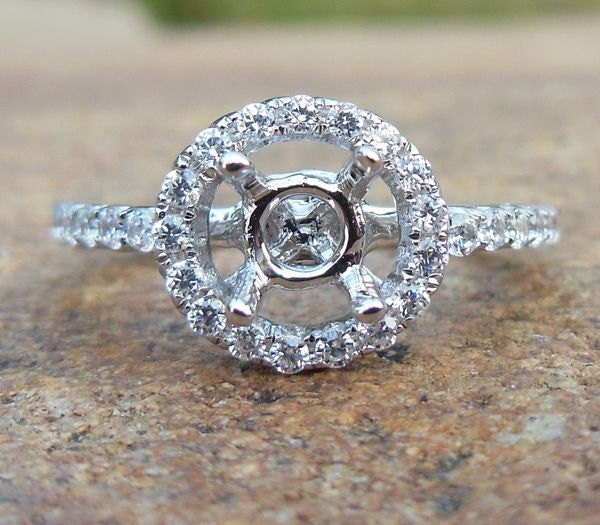 14K Weißgold Diamant Halo Semi Mount Ring - 4 Mm Rund von Qrystaljewelry
