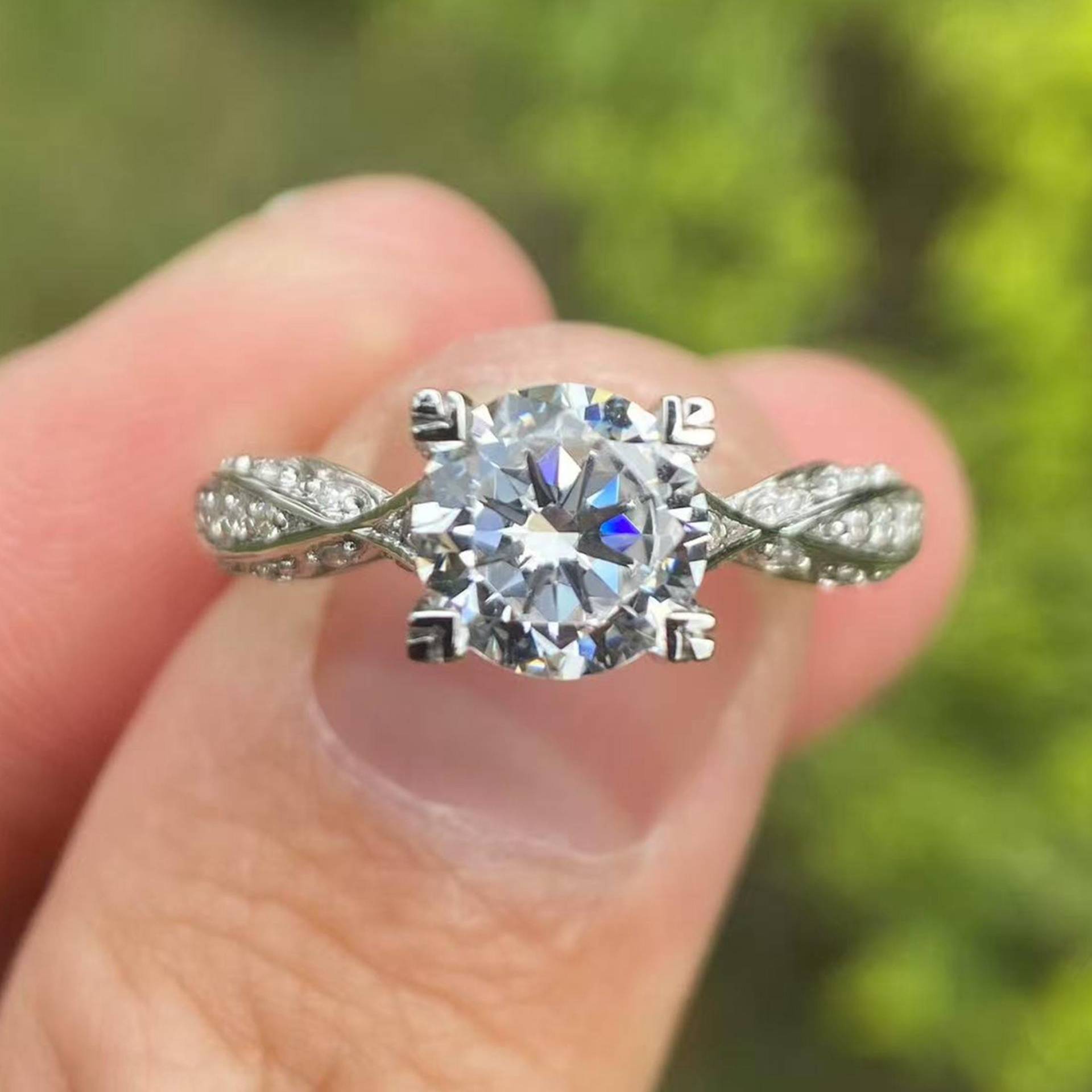 14K Weißgold Diamant Halo Verlobungsring - 5, 5 Mm Rund von Qrystaljewelry