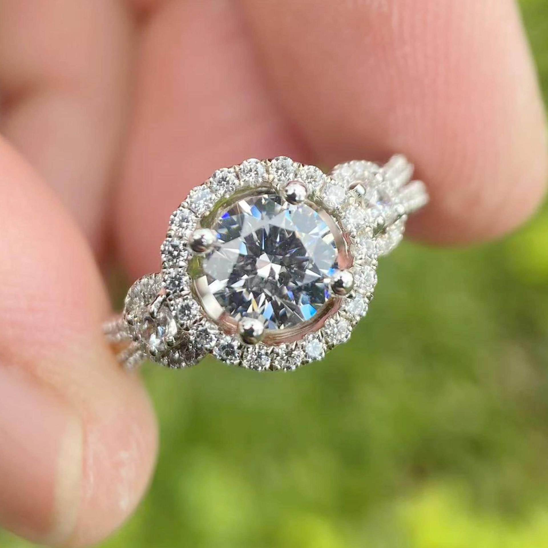 14K Weißgold Diamant Halo Verlobungsring - 6 Mm Ring von Qrystaljewelry