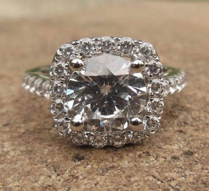 14K Weißgold Diamant Halo Verlobungsring - 8 Mm Runde Aufhängung von Qrystaljewelry