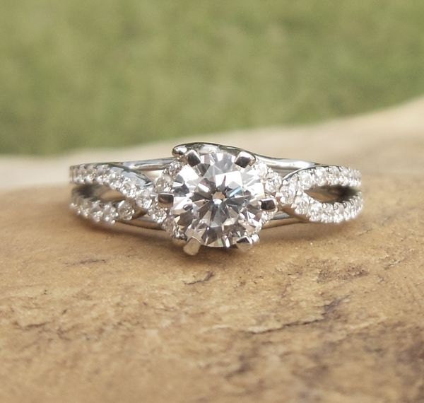 14K Weißgold Diamant Verlobungsring 5.5 Mm Rundschliff, 0.36Ct Seitensteine von Qrystaljewelry