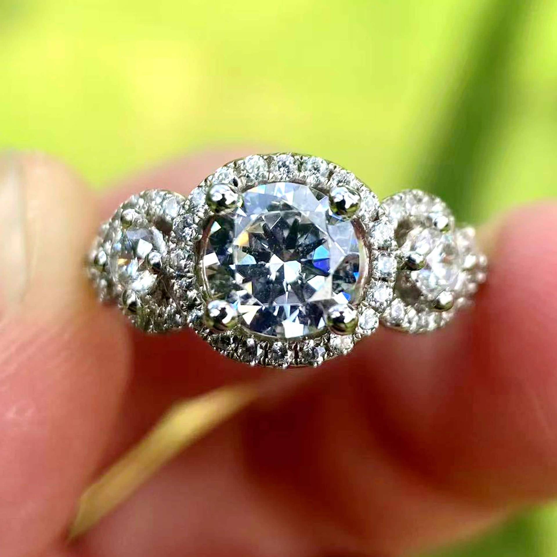 14K Weißgold Drei Stein Diamant Halo Verlobungsring von Qrystaljewelry