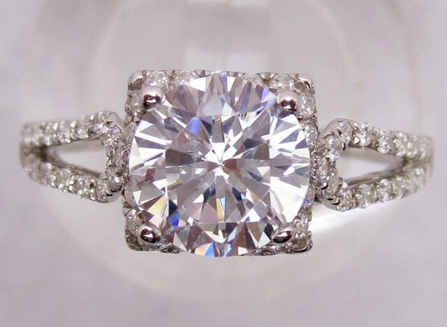 14K Weißgold Halo Verlobungsring Mit Natürlichen Diamant Akzenten von Qrystaljewelry