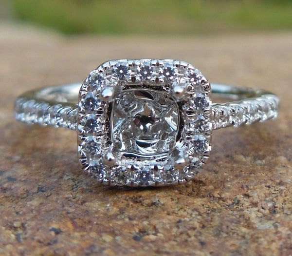 14K Weißgold Im Kissenschliff Halo Ring Setting Diamond Accent Semi Mount von Qrystaljewelry
