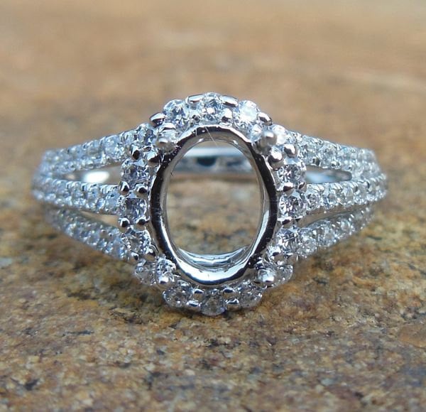 14K Weißgold Oval Halo Diamant Ring Semi Mount von Qrystaljewelry