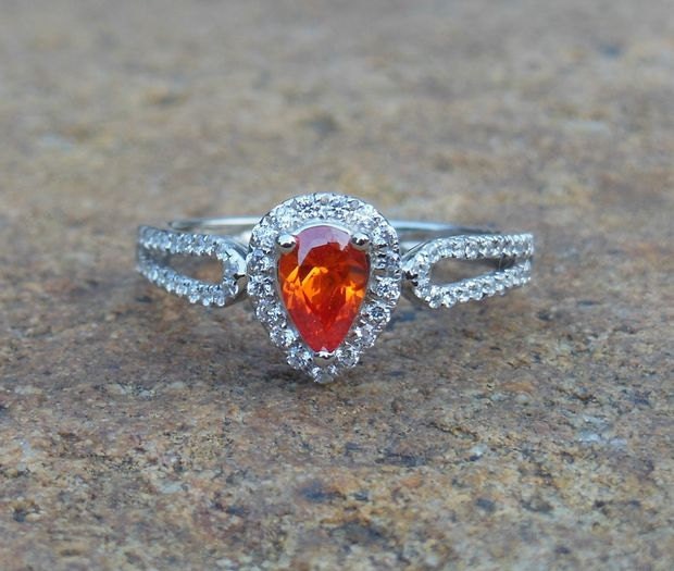 14K Weißgold Partschinite Birnenring Mit Natürlichen Diamanten von Qrystaljewelry