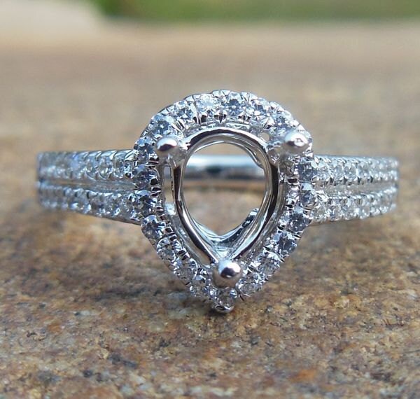 14K Weißgold Pear Cut Diamant Halo Verlobungsring von Qrystaljewelry
