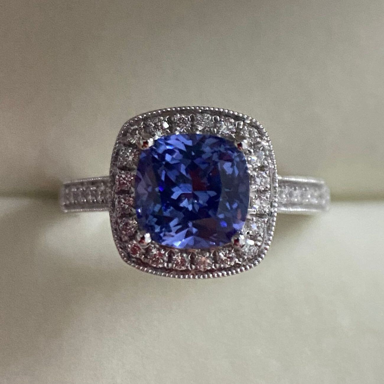 14K Weißgold Saphir Ring 7 Mm Diamant Milgrain Ring in Kissenschliff von Qrystaljewelry